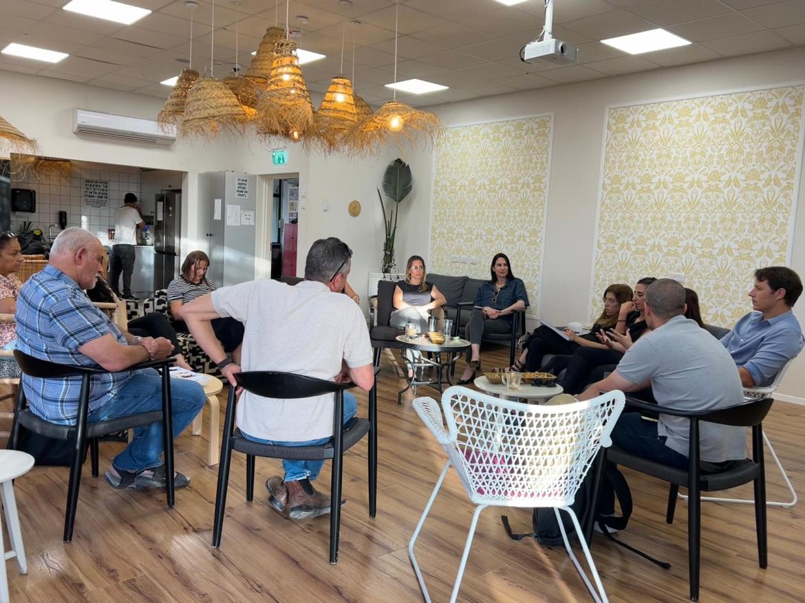 ישיבה בה התכנסו הנהגת ההורים של להבים באשל הנשיא יחד עם ראש המועצה