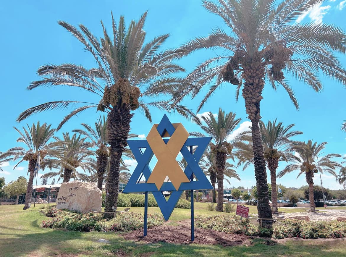 מיצג מגן דוד עטוף בסמל התקווה להשבת החטופים בכיכר הכניסה לישוב