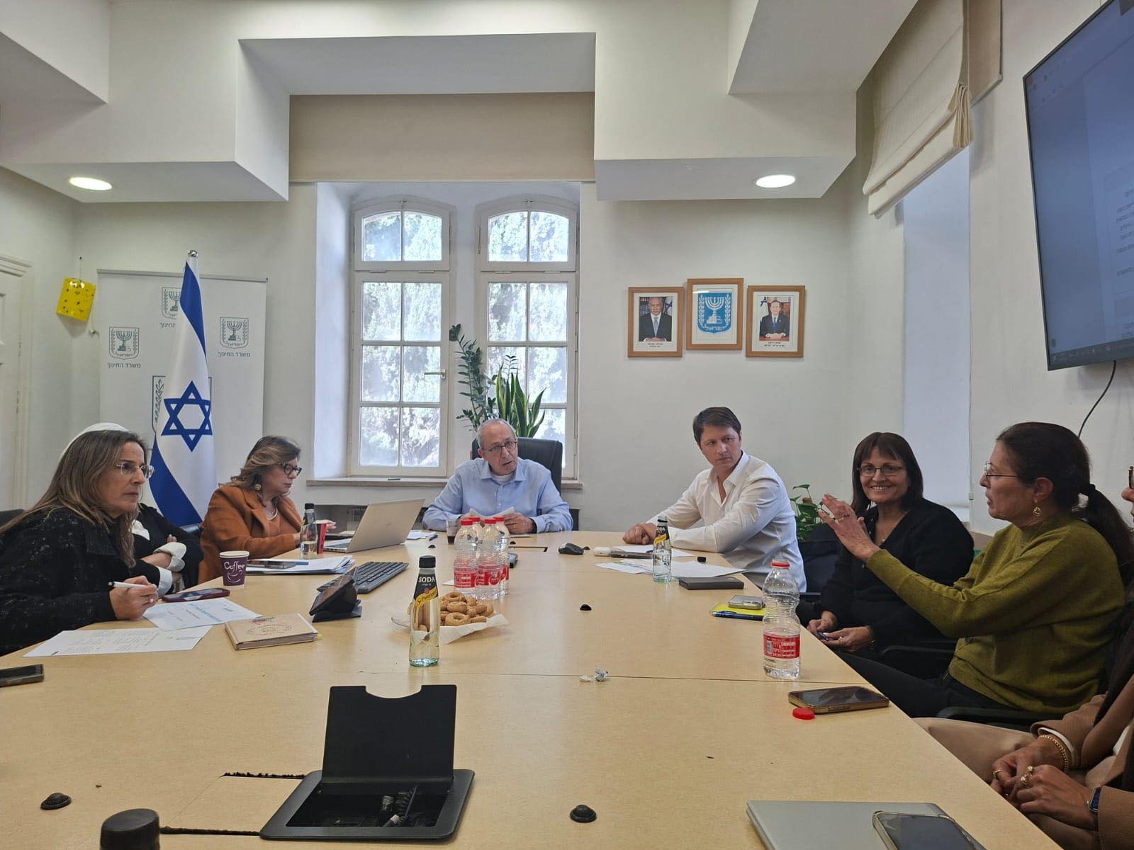 ישיבה במסגרת הערכות לקראת פתיחת שני בתי ספר יסודיים בלהבים